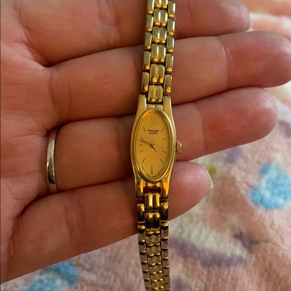 - Pulsar quartz vintage chain ladies watch